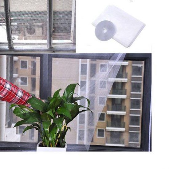 Een hand plaatst een wit horrengaas voor een open raam, met een plant op de vensterbank.