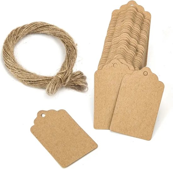 Stapel bruine papieren cadeaulabels met een gegolfde bovenrand en een gat, naast een rol touw.