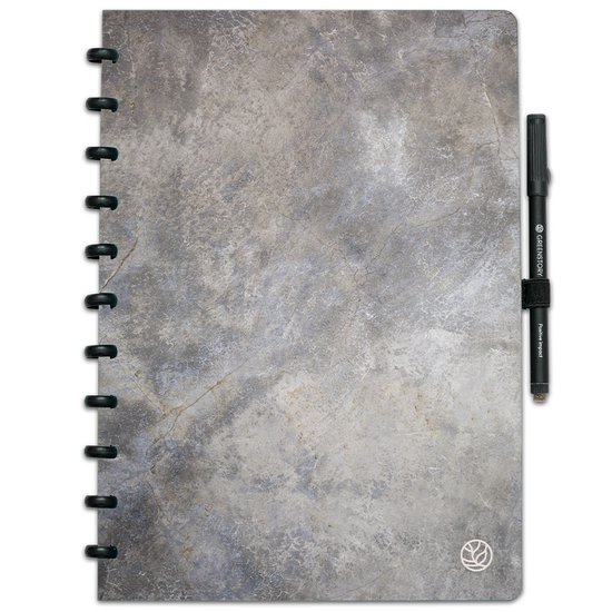 Notitieboek met marmerlook in grijstinten en een zwarte pen.