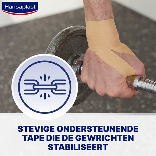 Close-up van een hand die een halter vasthoudt met sporttape om de pols.