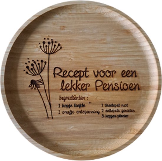 Foto: Woodr bamboe cfk tekstbord leuk cadeau pensioen gerechtigde voor een afscheidscadeau met de tekst recept voor een lekker pensioen doorsnede 26 cm dutch made by woodr 26 bij 26 cm rond