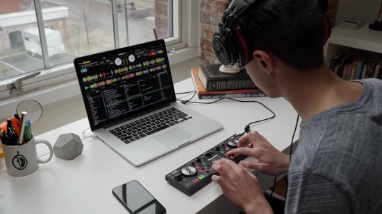 Numark DJ2GO2 Touch Compacte 2 Deck USB DJ Controller voor Serato DJ met Mixer, Crossfader, Audio Interface en Aanraakgevoelige Jog Wheels