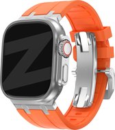 Bandz Siliconen band 'Luxe Liquid' - Hoogwaardig siliconen bandje geschikt voor Apple Watch (Series 12/11/10), (Ultra 4/3/2/1), (SE 3/2/1), (Series 9/8/7/6/5/4) - 44/45/46/49mm - oranje met zilveren connectors