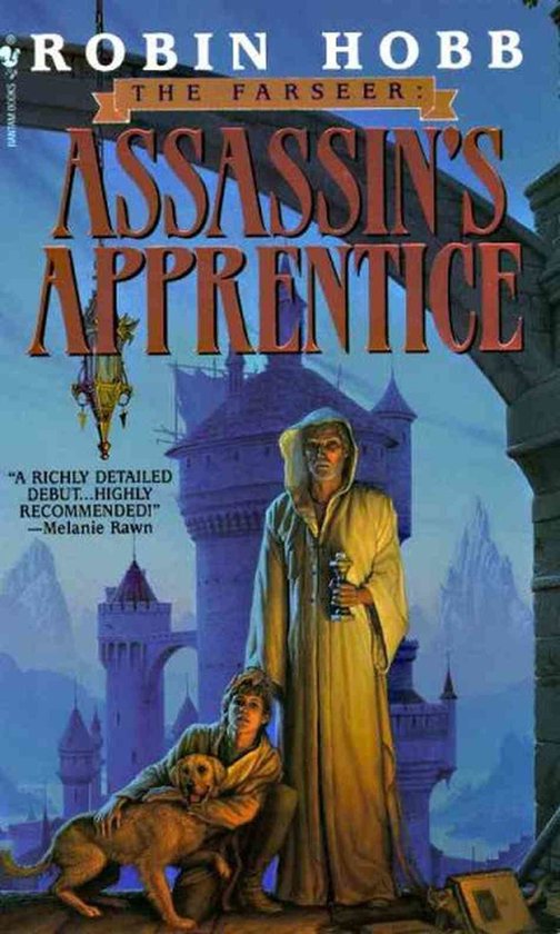 Boekomslag van "Assassin's Apprentice" door Robin Hobb, met een figuur in een gele mantel en een jongeman met een hond voor een kasteel.