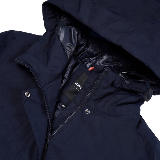 Sluiting en capuchon van de donkerblauwe Icepeak outdoorjas. Met rits, drukknoopjes en merklogo.