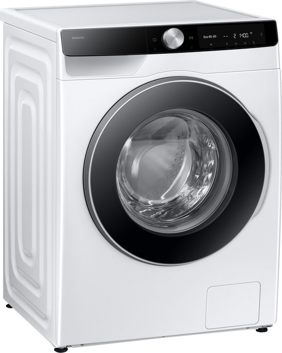 Witte Samsung wasmachine met gesloten deur en zwart bedieningspaneel. Zichtbaar vanuit de hoek.