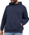 Man met dreadlocks en baard, gekleed in een donkerblauwe hoodie met trekkoord, met de hand in de zak.