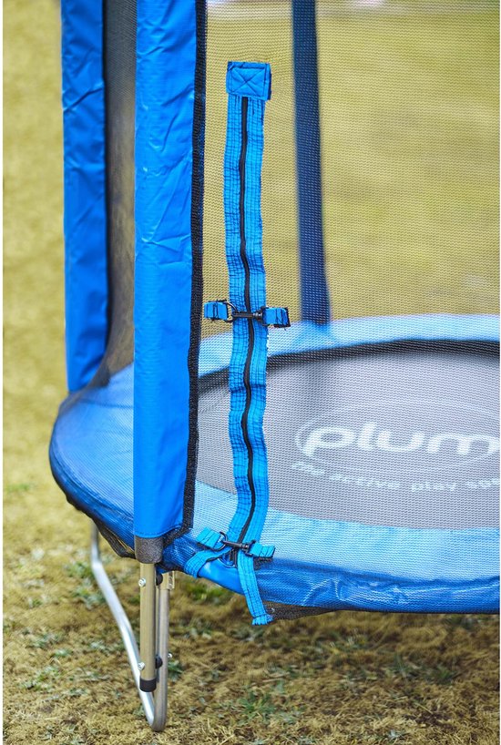 Detail van de blauwe rand van een Plum trampoline met veiligheidsnet en bevestigingsbanden.