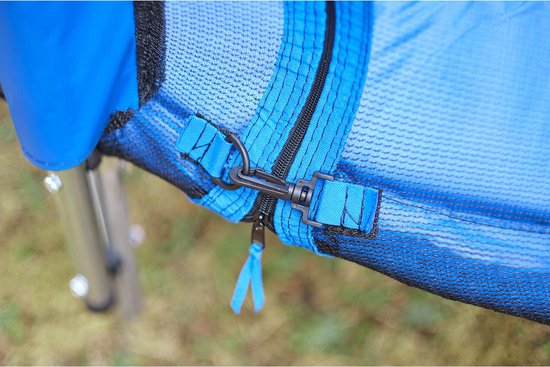 Sluiting van het veiligheidsnet van een blauwe Plum trampoline, met haak en blauwe bandjes.