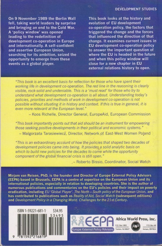 Boek "Development Studies" met tekst over de val van de Berlijnse Muur en EU-ontwikkelingssamenwerking. Een foto van de auteur Mirjam van Reisen.