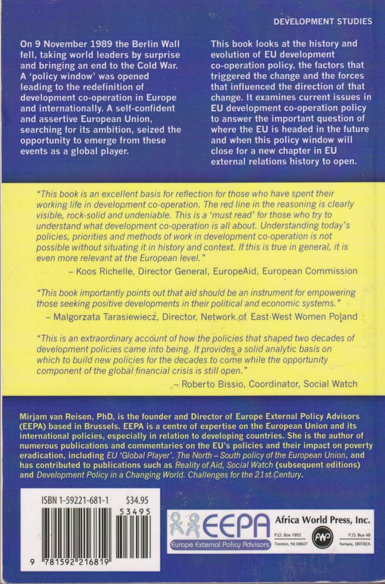 Boek "Development Studies" met tekst over de val van de Berlijnse Muur en EU-ontwikkelingssamenwerking. Een foto van de auteur Mirjam van Reisen.
