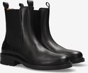 Paar zwarte leren chelsea boots met elastische zijkanten, zijkant zichtbaar.