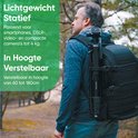 Man draagt zwarte, lichtgewicht statief op zijn rug. Geschikt voor camera's, hoogte 60-180cm.