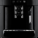 Detail van de voorkant van een zwarte espressomachine met chromen uitloop en stoompijpje.