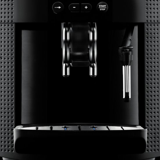 Detail van de voorkant van een zwarte espressomachine met chromen uitloop en stoompijpje.
