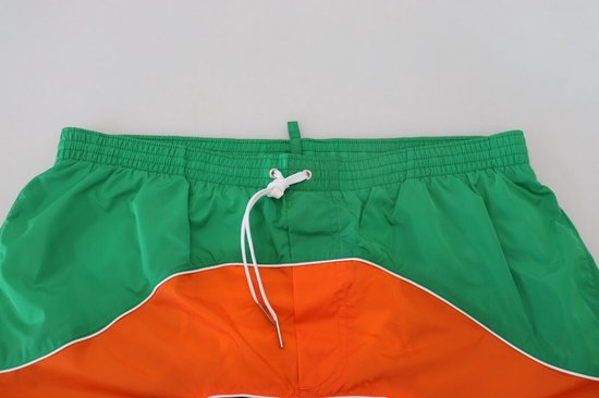 Groene en oranje zwembroek met witte biezen en wit trekkoord.