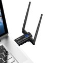 Zwarte EDUP WiFi 6E adapter met twee zwarte antennes, aangesloten op een laptop. Blauwe LED licht op.