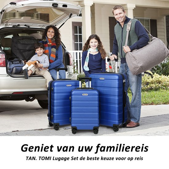 Familie met TAN.TOMI blauwe koffers bij een auto met open kofferbak.