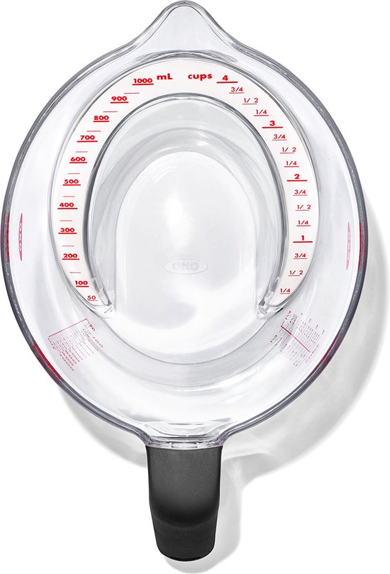 Vue de dessus : pichet mesureur transparent de 1 litre avec échelle inclinée et poignée noire.