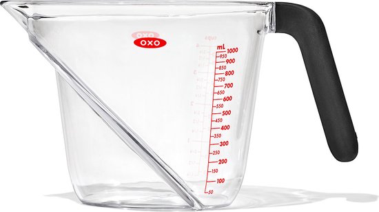 Pichet mesureur transparent de 1 litre avec échelle inclinée et poignée noire, vu de côté.
