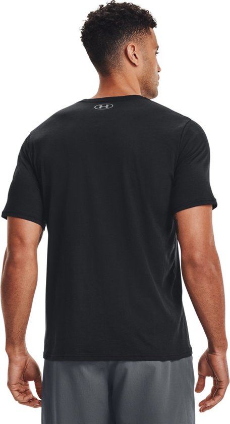 Zwart sportshirt van Under Armour, achterkant met grijs logo in de nek.