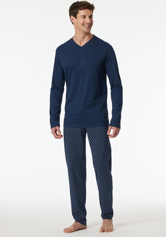 Man draagt een donkerblauwe pyjamaset.
