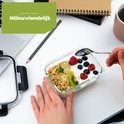 Glazen lunchbox met muesli, yoghurt, frambozen, bosbessen en kiwi. Linksboven staat 'Milieuvriendelijk'.