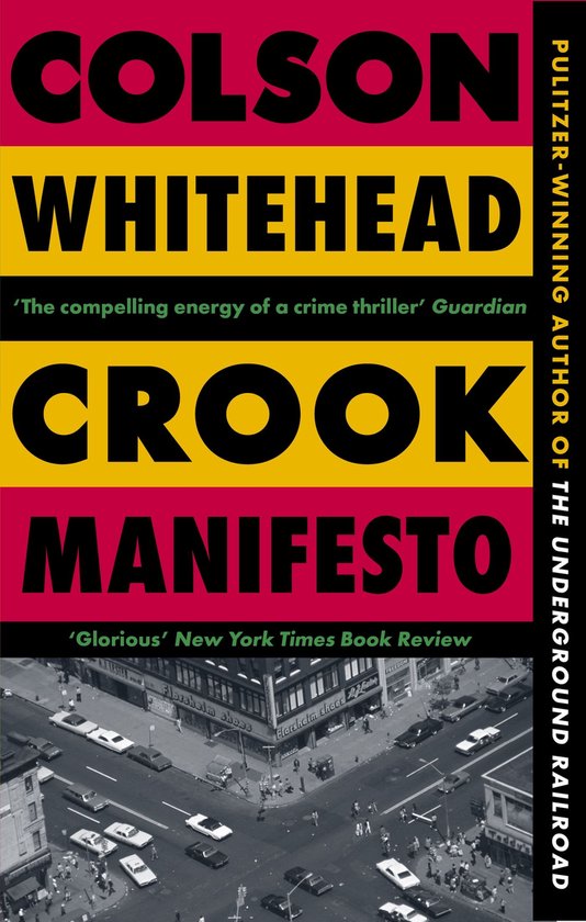 Boekomslag met de titel 'Crook Manifesto' door Colson Whitehead, met gele, rode en zwarte banen. Een zwart-witfoto van een straatscène.