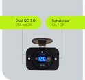 Zwarte dubbele USB-poort met deksel, digitale voltmeter die 12.0V aangeeft, en een aan/uit-schakelaar.