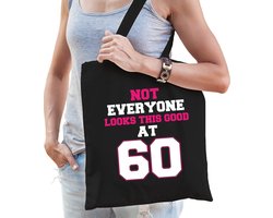Not everyone looks this good at 60 cadeau tasje zwart voor dames - 60 jaar verjaardag kado tasje