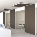 Moderne kantoorruimte met donkerhouten lamellen en witte panelen aan het plafond.