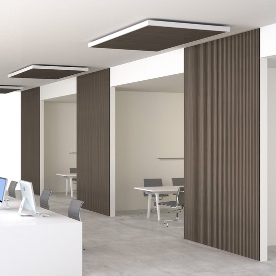 Moderne kantoorruimte met donkerhouten lamellen en witte panelen aan het plafond.