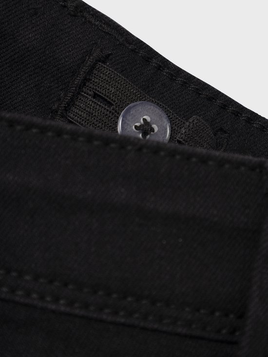 Sluiting van een zwarte jeans met verstelbare tailleband en een knoop.