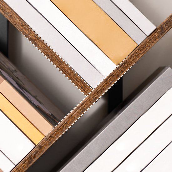 Close-up van houten boekenplanken met boeken in verschillende kleuren, waaronder wit, grijs en geel.