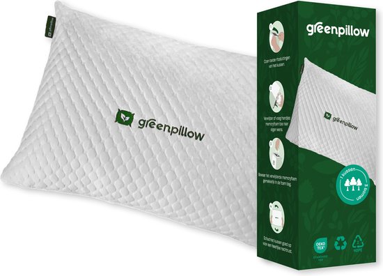 Een wit GreenPillow kussen met ruitpatroon en een groene verpakking. "1 kussen = 3 bomen".