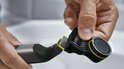Hand van een persoon die een opzetkam met draaibare instellingen op de Philips OneBlade Pro 360 klikt. Geel met zwart.