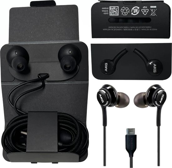 Set van zwarte AKG oordopjes, inclusief USB-C aansluiting en extra oorstukjes.