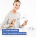 Lachende vrouw met lichte trui die een Beurer inhalator vasthoudt. Tekst: 'Klein, licht en stil. Ideaal voor op reis en onderweg'.