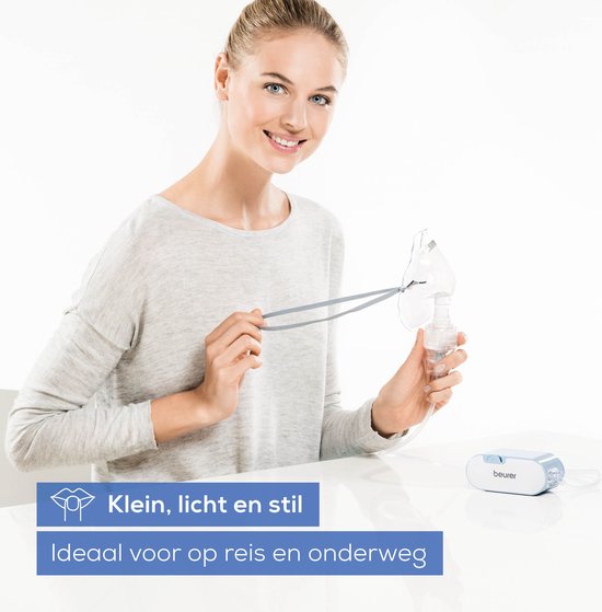 Lachende vrouw met lichte trui die een Beurer inhalator vasthoudt. Tekst: 'Klein, licht en stil. Ideaal voor op reis en onderweg'.
