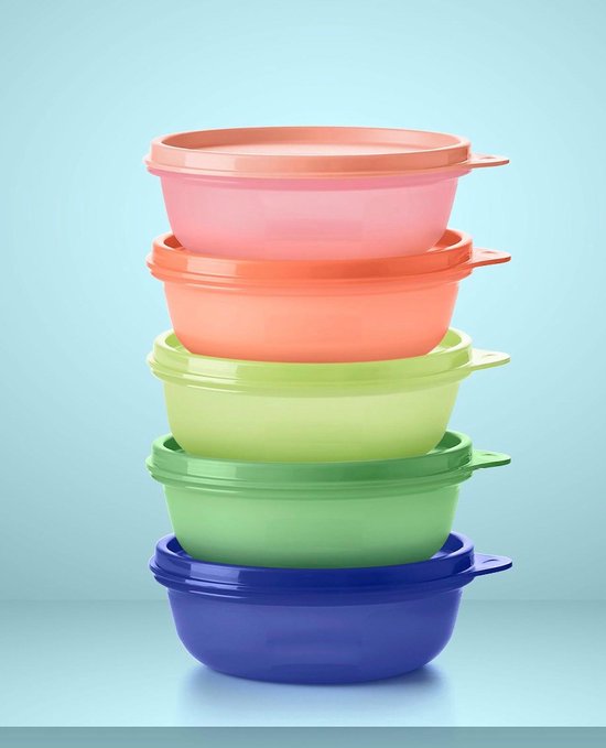 Pile de bols Tupperware violets, verts, vert clair, orange et roses avec couvercles.