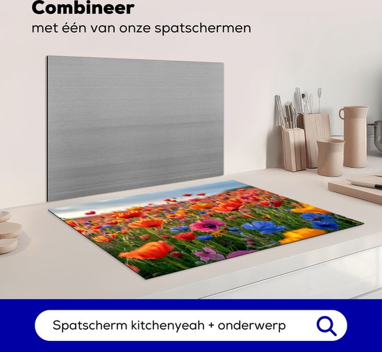 Een kookplaatafdekking met een veld vol kleurrijke klaprozen, gecombineerd met een matzilveren spatbord.