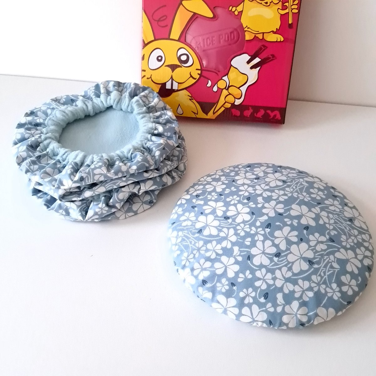 Snuggle safe/ ice pod hoesje elastiek slaaplekkerzacht blauw met witte bloemen