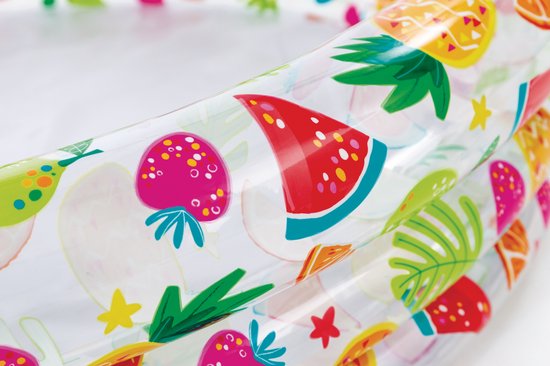 Transparant opblaaszwembad met zomerse fruitprints zoals aardbeien, watermeloen, ananas en bladeren.