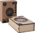 Houten puzzeldoos met open deksel en een puzzel van de dierenriem. De doos is van bruin karton met een afbeelding van de puzzel.