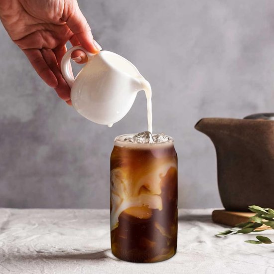 Room wordt in een glas met koffie en ijs gegoten.