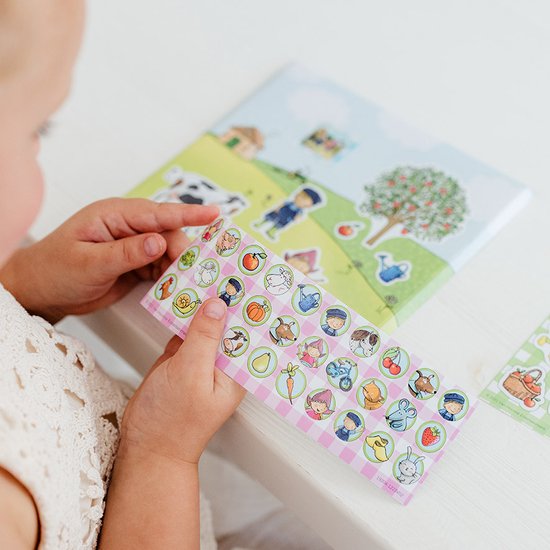 Fien & Teun stickers - 3 stickervellen met speelachtergrond - creatief speelgoed - boerderij - Bambolino Toys - Vanaf 3 jaar