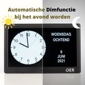 OER dementieklok toont automatische dimfunctie bij het avond worden. Linkerhelft met zon, rechterhelft met maan en sterren.