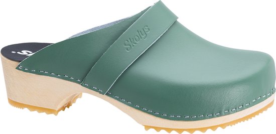 Eén pastelgroene Skolys klomp op de zijkant, met leren bandje en houten zool.