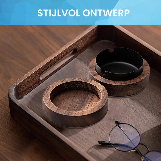Stijlvolle houten asbak met losse deksel in een houten dienblad, naast een bril.