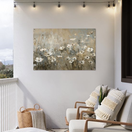 Een tuinposter met witte bloemen, hangend op een balkon bij twee stoelen.